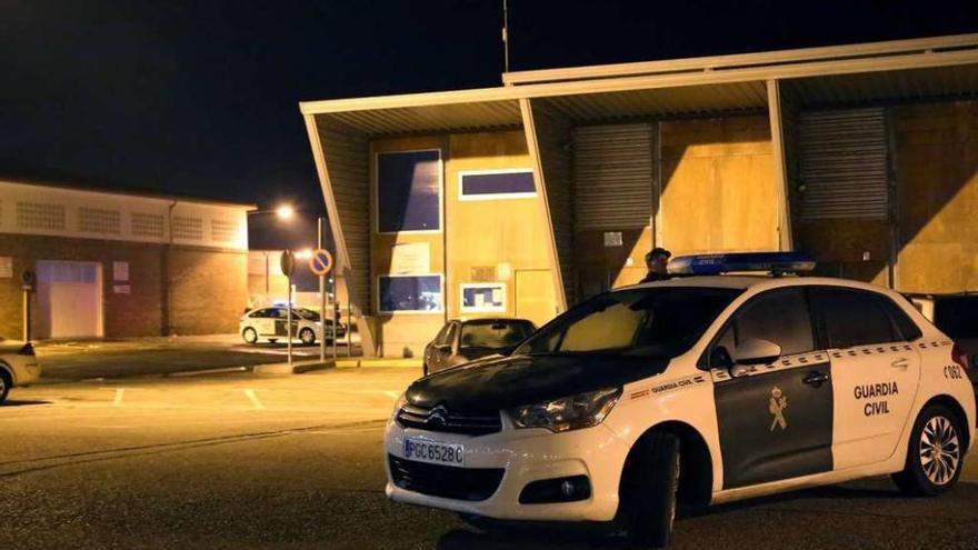 Operativo de la Guardia Civil en la zona portuaria de O Grove. // Muñiz