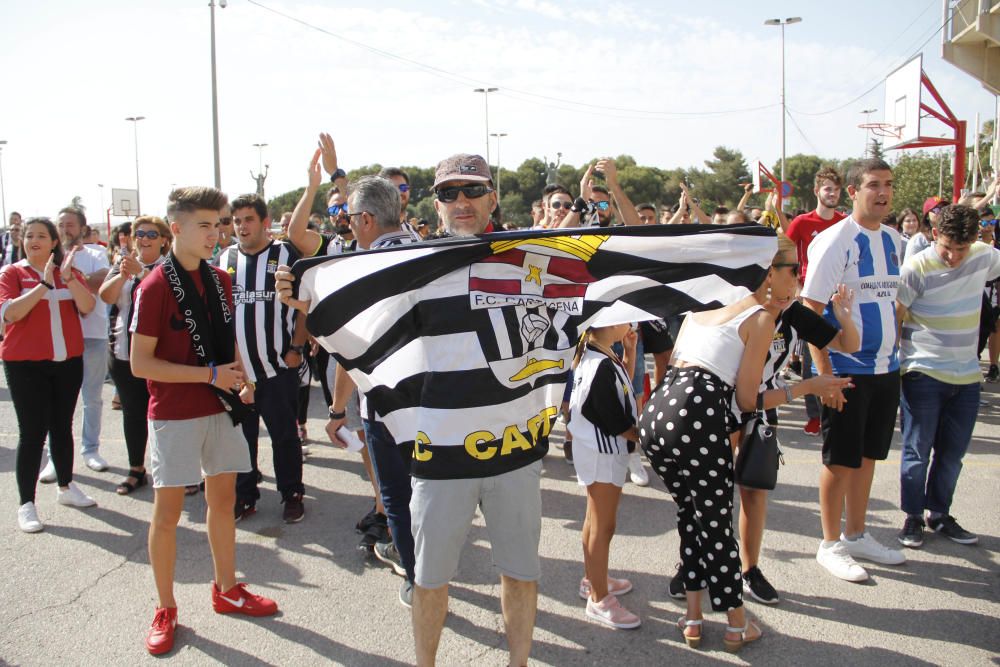 Multitudinaria llegada del FC Cartagena