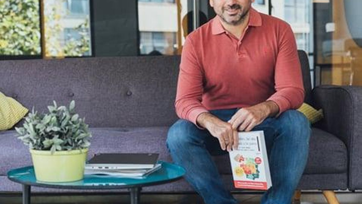 Álvaro Bilbao con su libro
