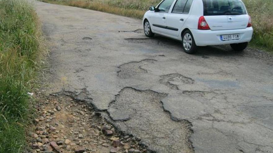 Estado que presenta actualmente el pavimento de la carretera entre Santibáñez de Vidriales y Brime de Sog.