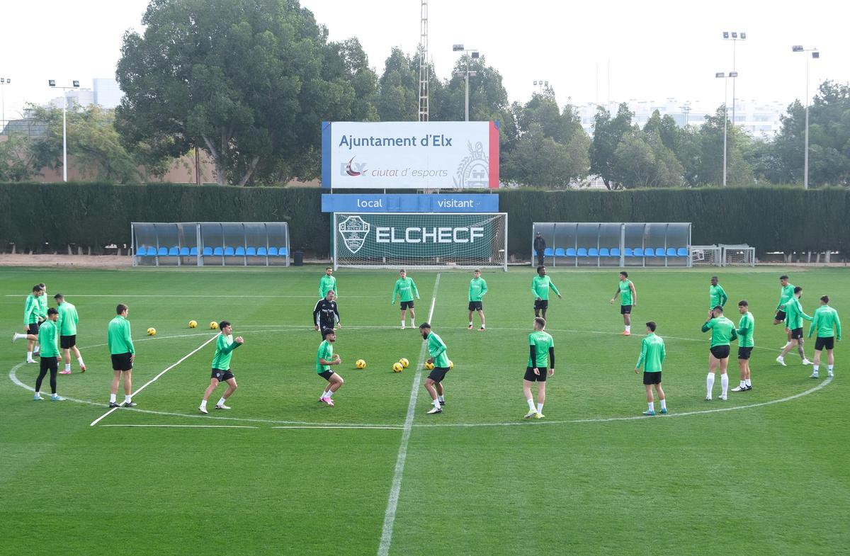 Los jugadores del Elche, durante un entrenamiento, en el campo Díez Iborra