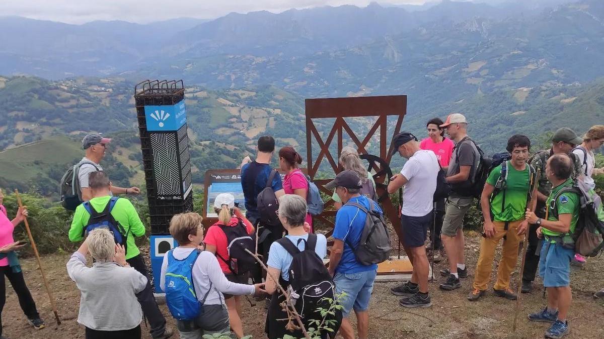 Participantes en la ruta guiada desde La Collaona a la Pola.