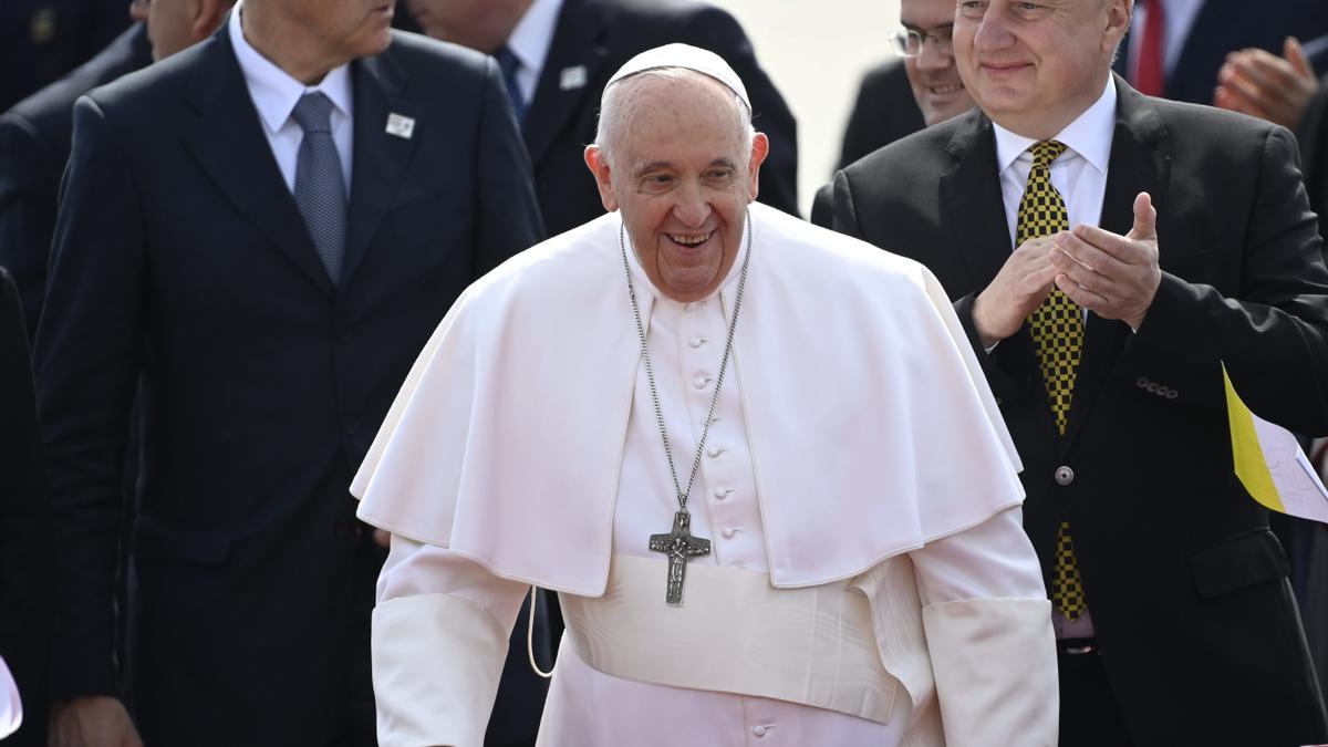 El Papa Francisco llega al aeropuerto Liszt Ferenc de Budapest el 28 de abril de 2023.