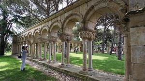 La finca Mas del Vent, a Palamós, obre les portes perquè la premsa i els experts puguin veure el claustre d’estil romànic.