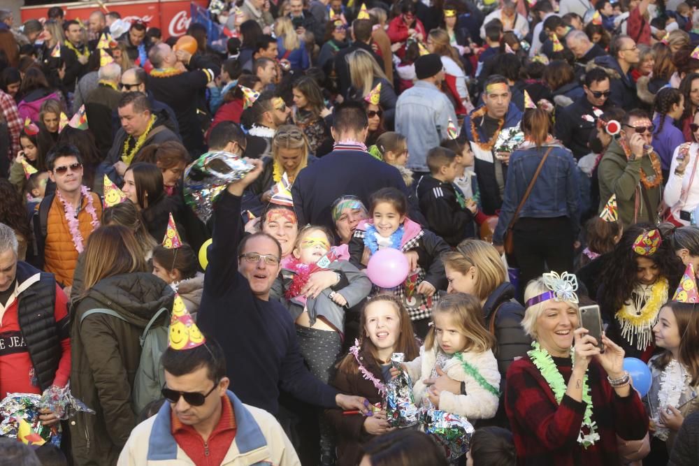 Más de 3.000 personas entre niños y mayores adelantan la entrada al 2019 en la plaza del Ayuntamiento