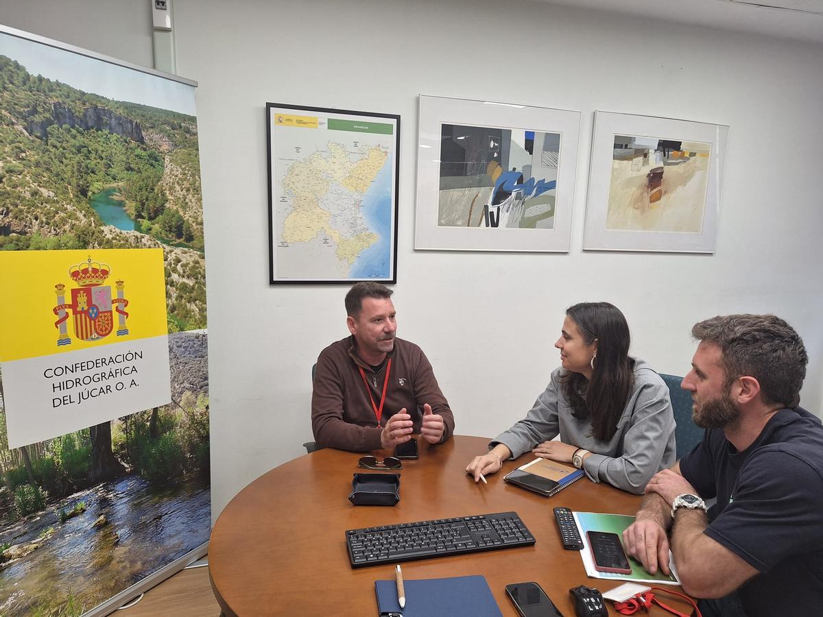 El edil de Calp Pere Moll, junto a la comisaria de Aguas de la CHJ, Cristina Sola.