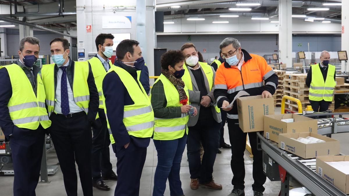 La alcaldesa de Onda, durante su visita a las instalaciones de la farmacéutica en Guadalajara.