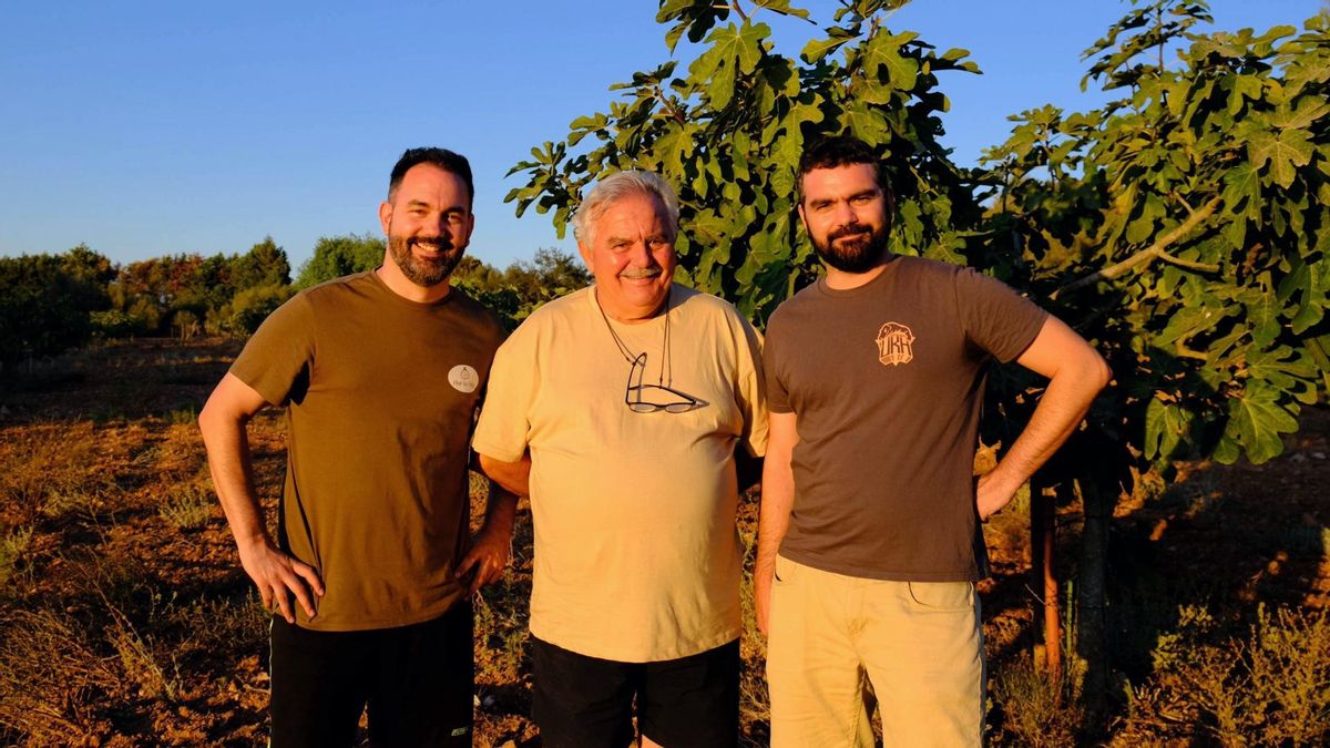 Ponç Cloquell, en el centro, con sus hijos, de la explotación ecológica Flor de Figa de Algaida.