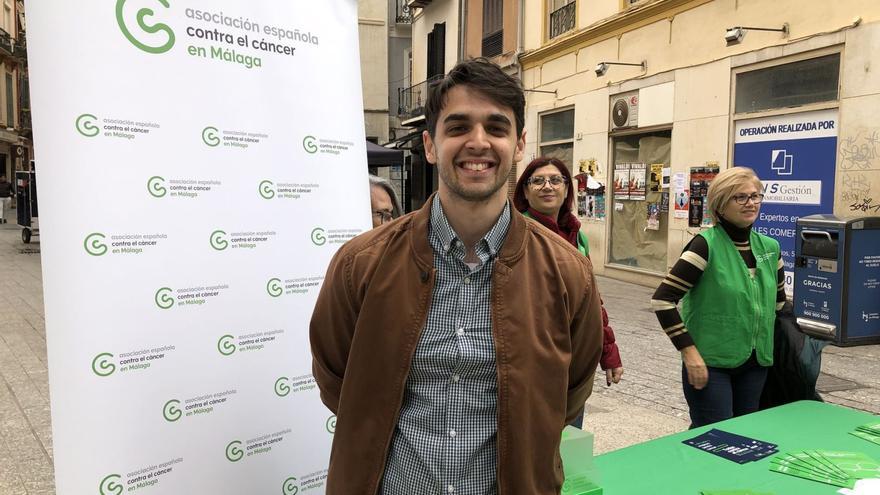 Jaime Mena en una mesa informativa de la AECC en la plaza de Félix Sáenz.