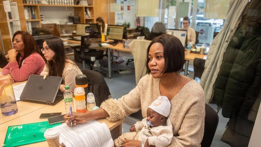 Más de 300 estudiantes mensuales en A Coruña para hacer el examen de extranjería: "Hay mucha demanda"