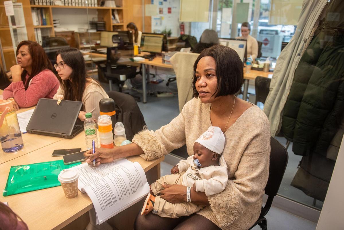 Faith, alumna del curso preparatorio de Ecos do Sur, con su bebé en la clase de la ONG