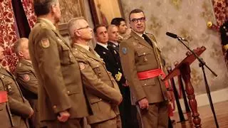 El jefe del Mando de Canarias del Ejército recibe la bandera de operación de apoyo a Irak