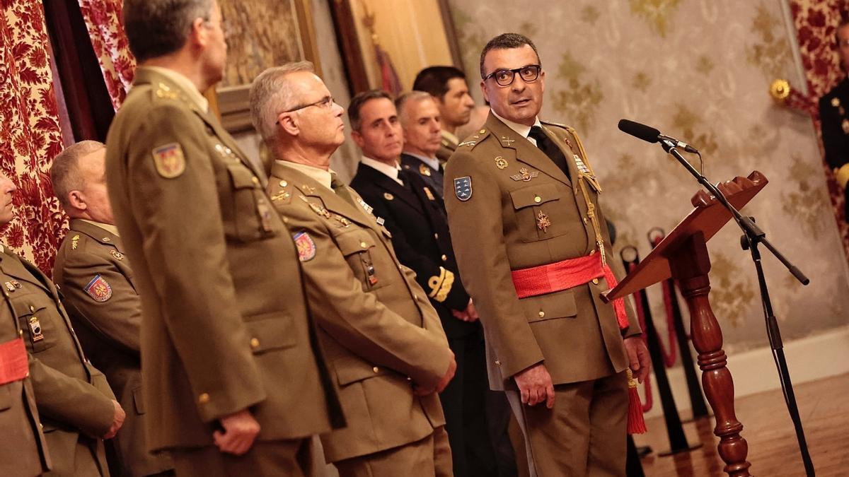 El general Julio Salom Herrera en el Salón del Trono