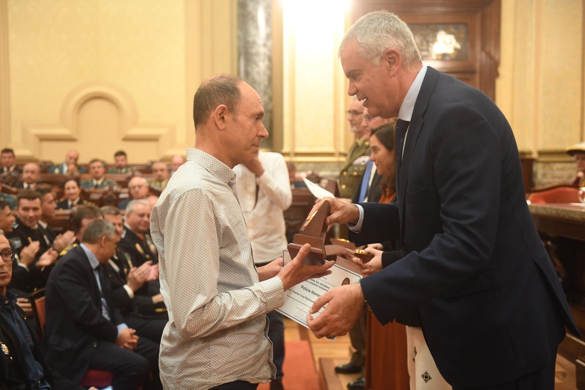 Homenaje a los policías locales de A Coruña que llevan 20 años en el cuerpo