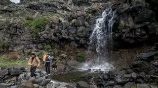 Cinco carreteras cortadas y 2,5 millones de metros cúbicos de agua para las presas tras la primera nevada en una década con Emilia