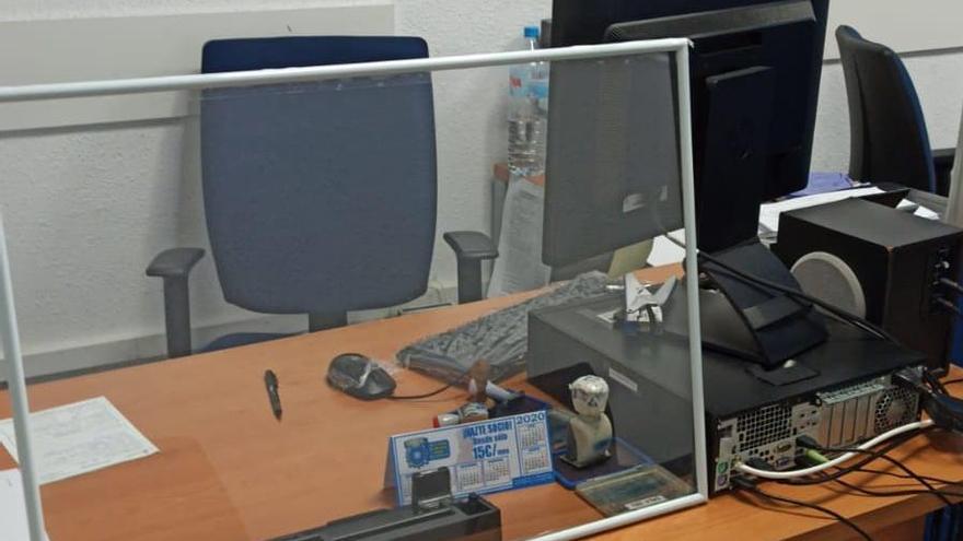 Mampara que se ha instalado en una oficina de denuncias de la provincia de Alicante.