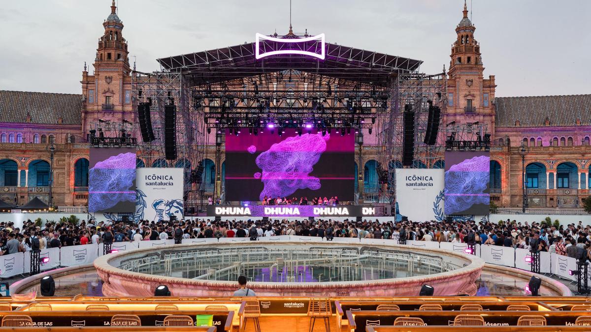 Imagen del montaje del escenario y las gradas de Icónica Santalucía Sevilla Fest en la Plaza de España.