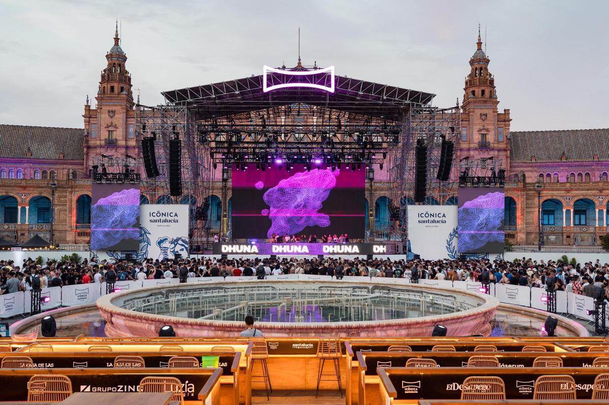 Imagen del montaje del escenario y las gradas de Icónica Santalucía Sevilla Fest en la Plaza de España.