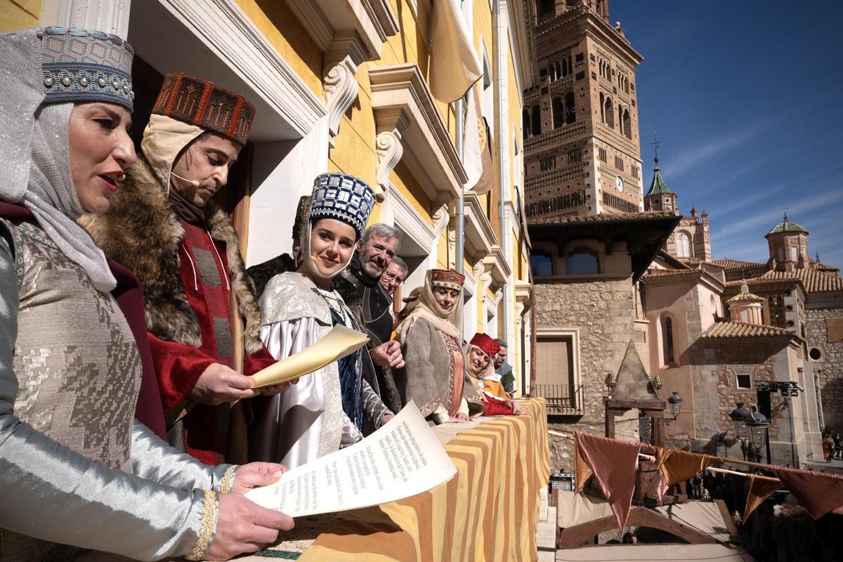 Los pregoneros, este viernes, durante el acto oficial que ha dado inicio a las Bodas de Isabel en Teruel.