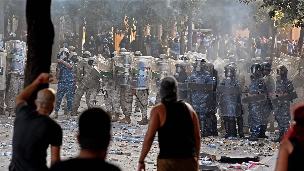 zentauroepp54414347 topshot   lebanese security forces confront protesters durin200808203958