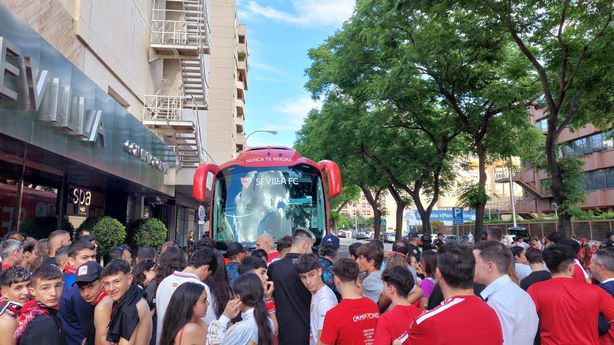 Autobús del Sevilla FC en la puerta del hotel de concentración