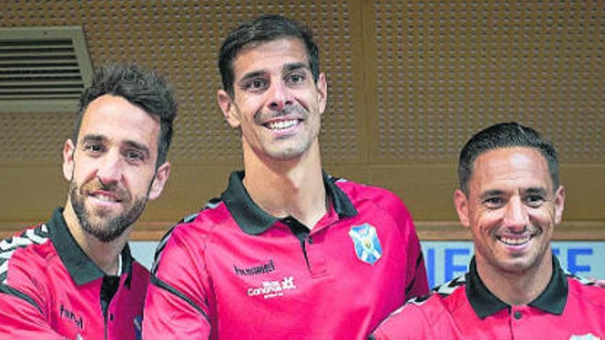 Carlos Ruiz (20-7-1983), Dani Hernández (21-10-1985) y Suso Santana (2-3-1985), ayer en la sala de prensa del Heliodoro Rodríguez López.