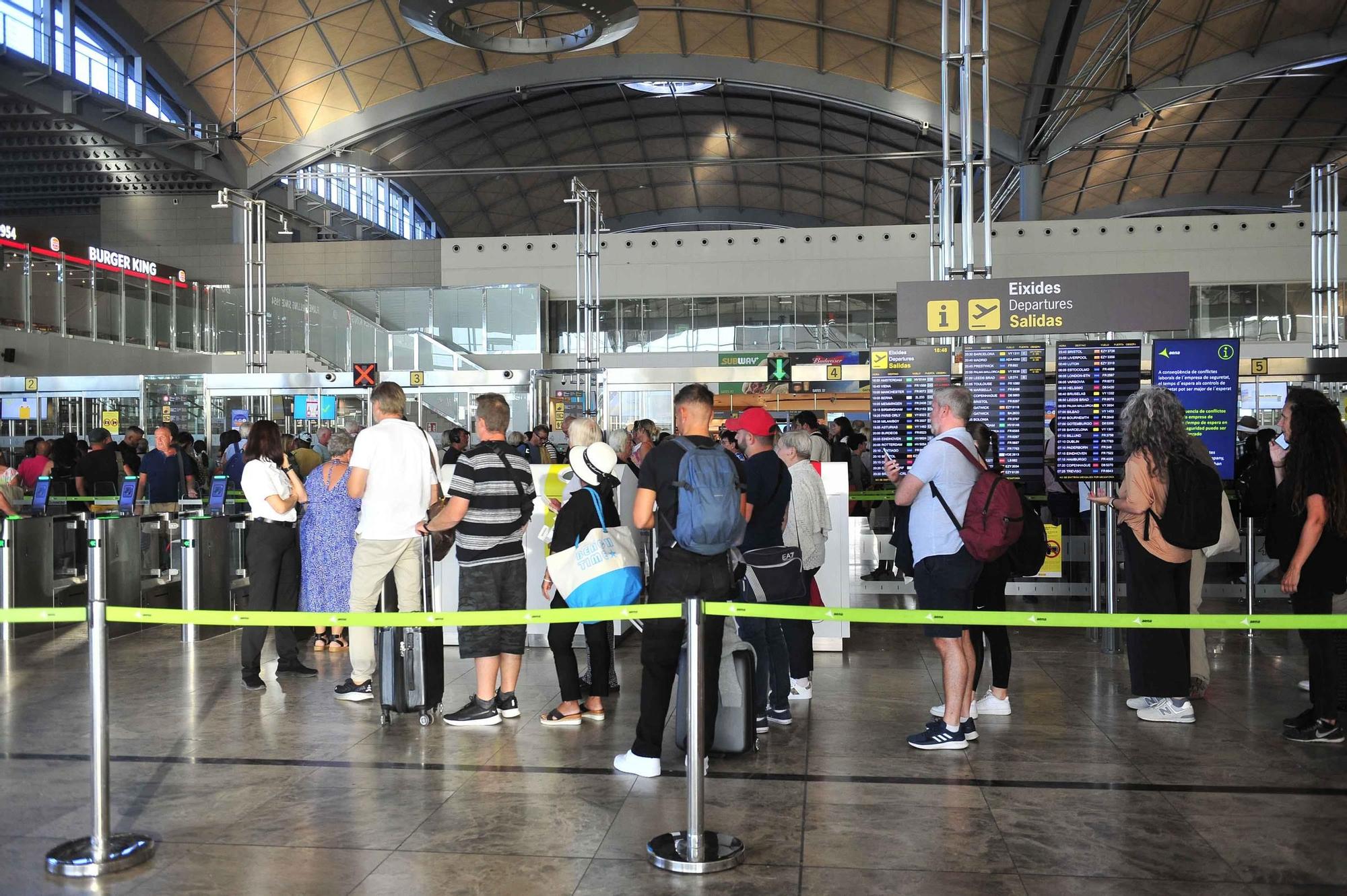 La huelga de los vigilantes de la seguridad del aeropuerto Alicante-Elche colapsa las salidas