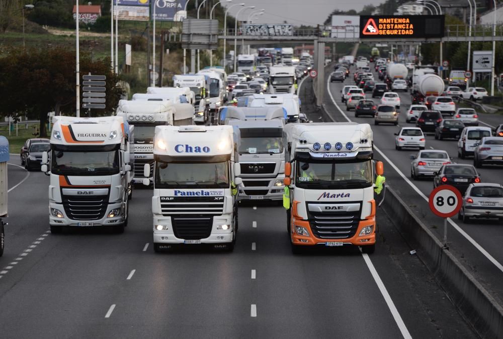 Unos 800 vehículos se han sumado, según los organizadores, a la caravana reivindicativa de camiones y automóviles organizada hasta A Coruña por la comisión creada en el municipio coruñés de As Pontes