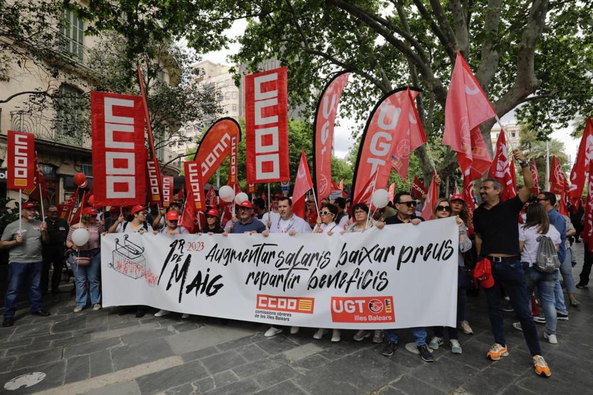 Cerca de mil personas salen a la calle por el Primero de Mayo