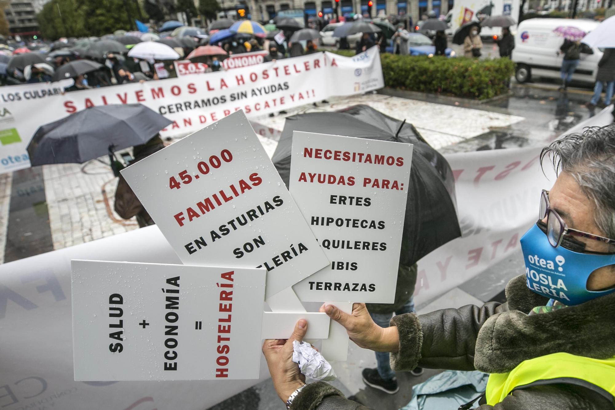 La hostelería toma las calles y exige "no perder las cenas de diciembre"