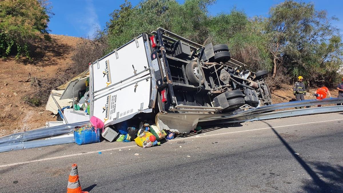 Vuelca un camión a la salida del túnel de San José en la A-45 en Málaga