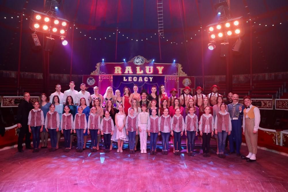 El Circo Raluy Legacy recibe a las falleras mayores 2020 y sus cortes