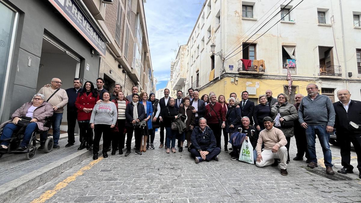 Vecinos, autoridades y Dazia Capital celebran el acuerdo en El Perchel.