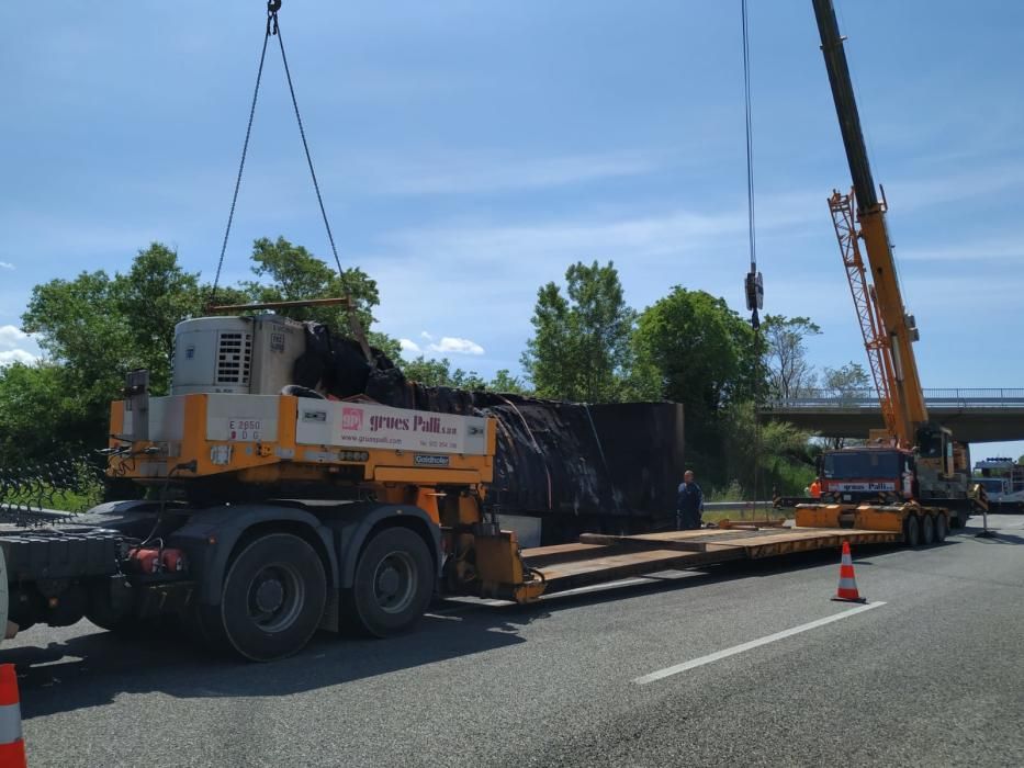 Les tasques de rescat el vehicle cremat a Riudellots per part de Grues Pallí