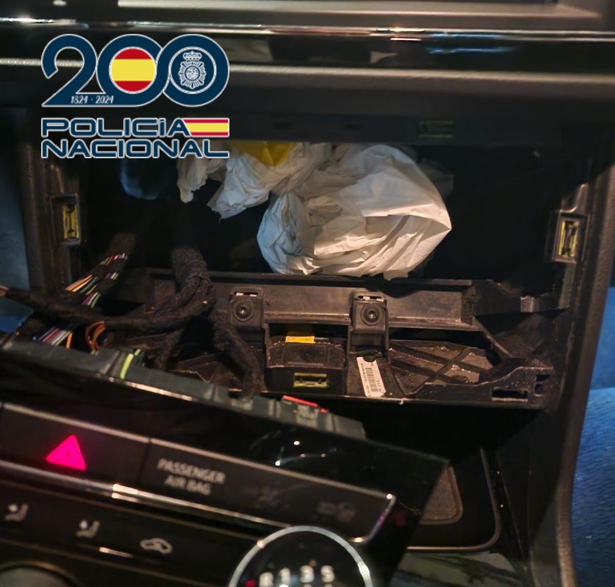 Compartimento del vehículo donde guardaban la droga.