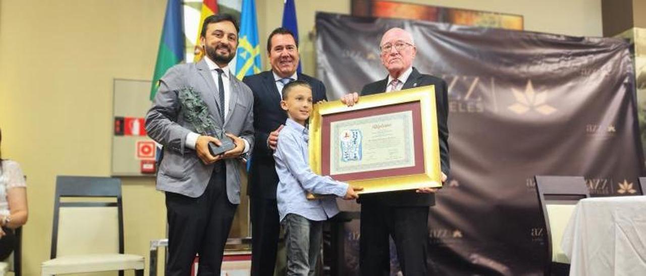 Pablo Rodríguez recibe, junto a su hijo, los premios de manos de Rafael Velasco y Florentino Martínez. | A. Velasco