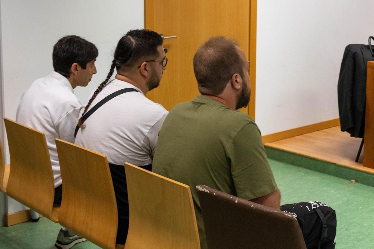 Los tres acusados en el banquillo el día que arrancó el juicio.