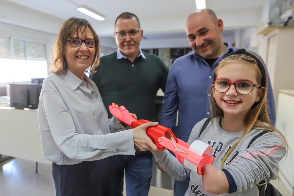 La prótesis de brazo en 3D que fabricaron dos profesores de Orihuela para una niña se mostrará en el museo WorldSkills de Shangái