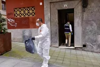 EN IMÁGENES: Hallan el cadáver de una mujer en el registro de un piso de Gijón metido en una bolsa de basura