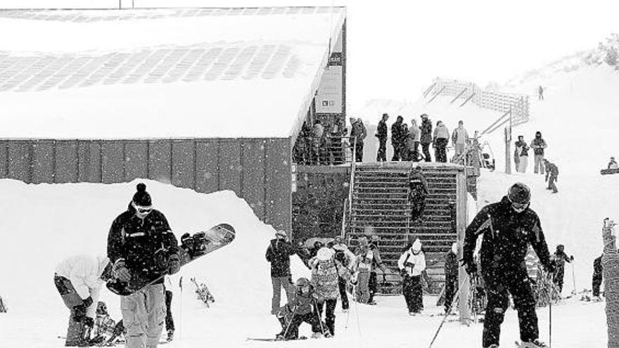 Esquiadores, en la estación de Fuentes de Invierno, el pasado fin de semana.