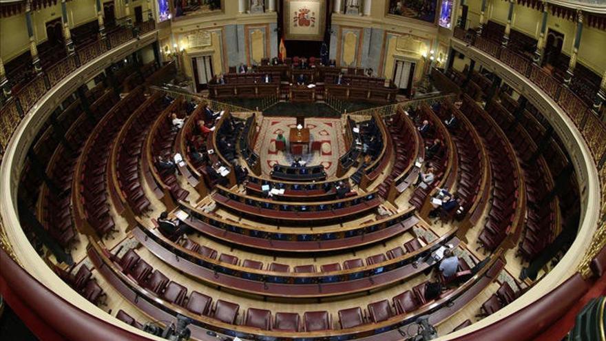 El Congreso de los Diputados, semivacío, durante la comparecencia de Sánchez para explicar la declaración de estado de alarma.