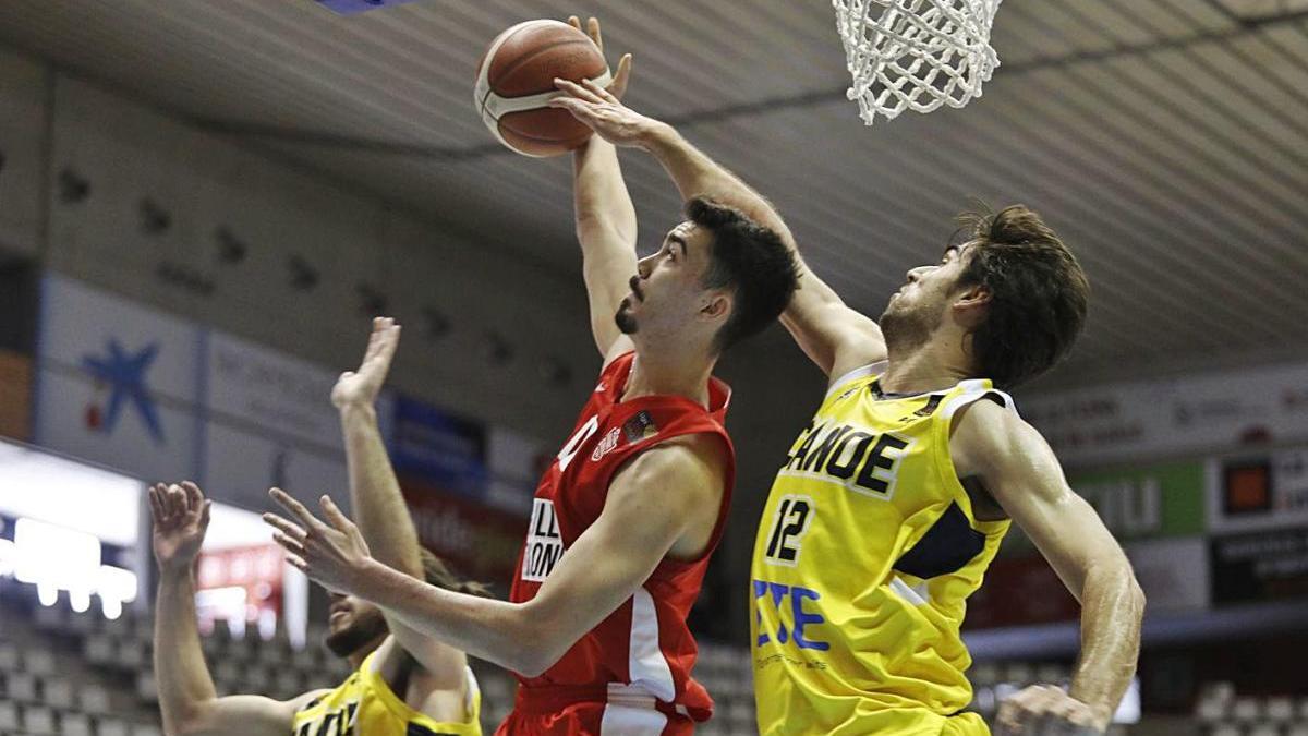 Robert Cosialls en una jugada contra el Canoe en la Primera Fase de la Leb Or.