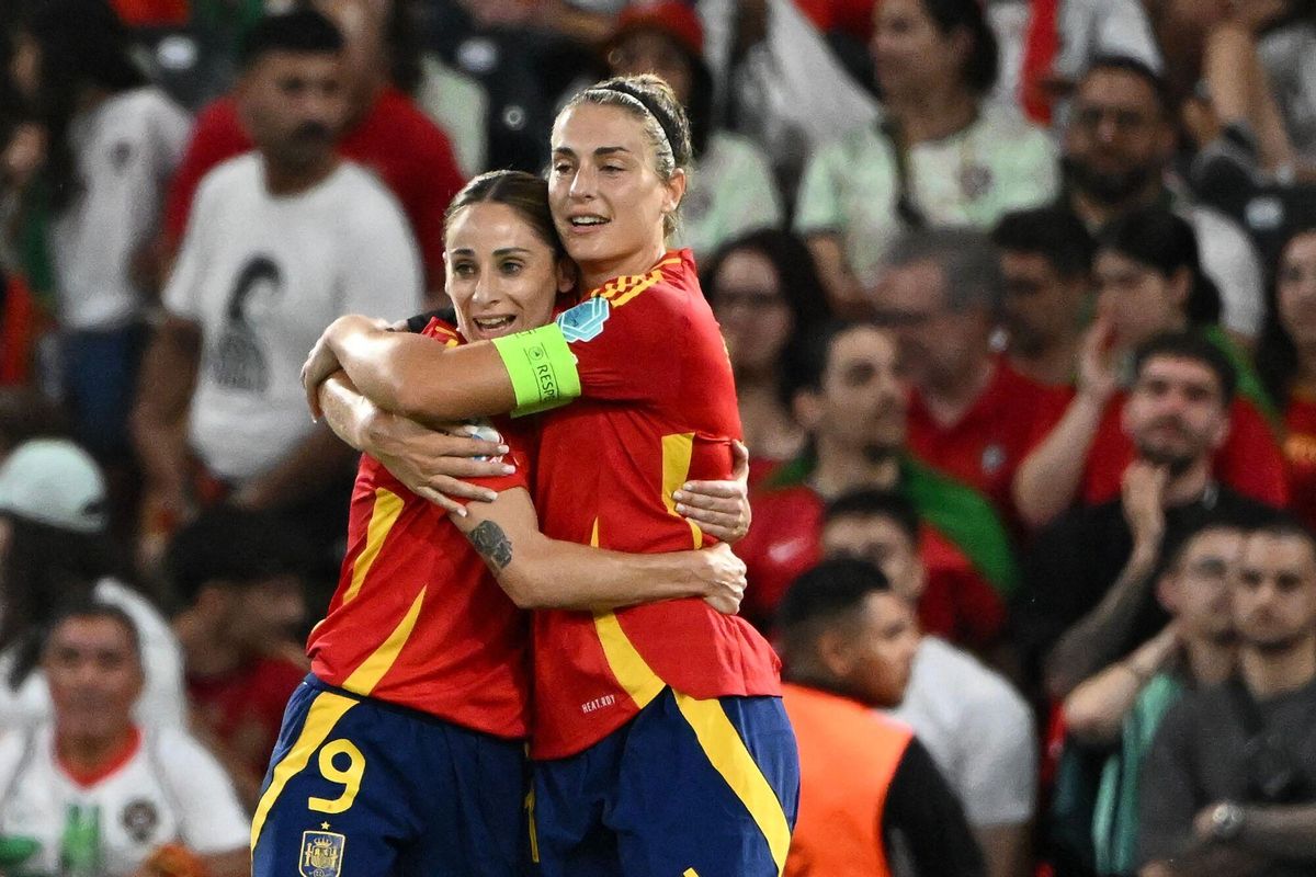 Alexia y Esther durante el partido contra Portugal.
