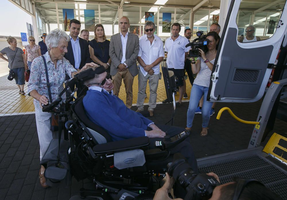 12/06/2016 CULTURA CIENCIA Llegada del físico Stephen Hawking al muelle de santa cruz en el crucero Britannia y  recibo por representantes del cabildo  puertos de tenerife y cámara de comercio para pasar un descanso en la isla y participar en el homenaje de STARMUS