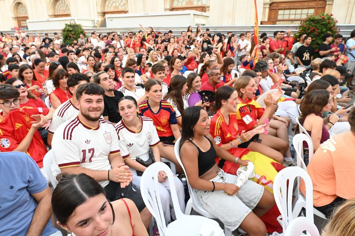 Los aficionados vibran desde la Plaza Mayor. Los aficionados vibran desde la Plaza Mayor.