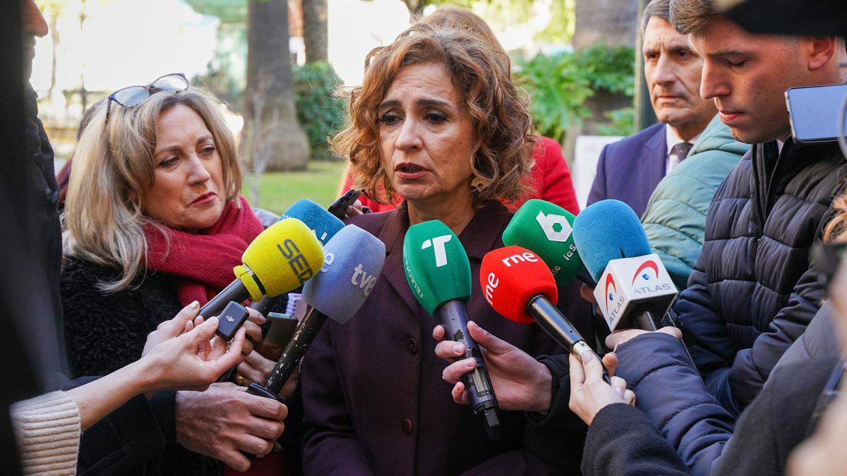 La vicepresidenta primera y ministra de Hacienda, María Jesús Montero, en declaraciones a los medios, este viernes.vo.