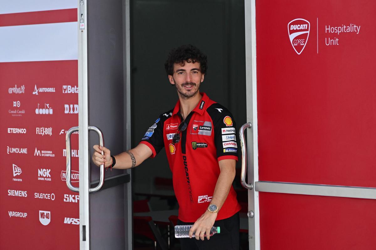 Pecco Bagnaia, en el box de Ducati