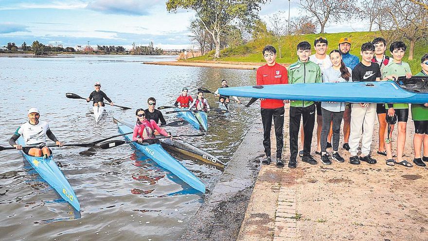 Los piragüistas limpian el nenúfar del río Guadiana antes de su prueba