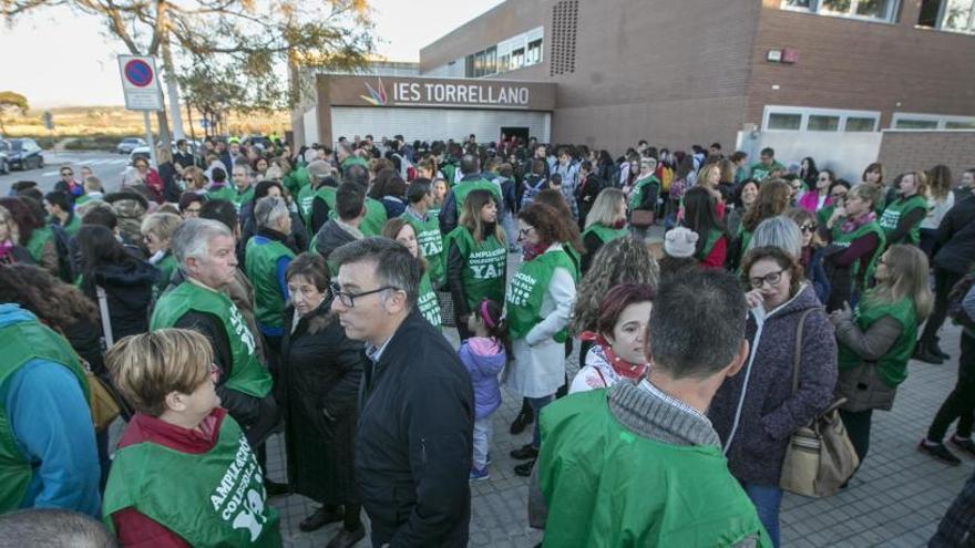 Una protesta de padres y alumnos en el IES de Torrellano para reclamar el arreglo de la fachada.