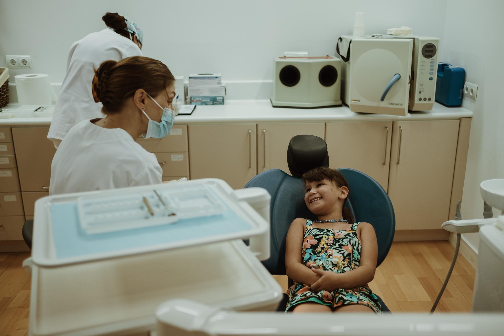 Los niños ucranianos acogidos durante el verano visitan al dentista